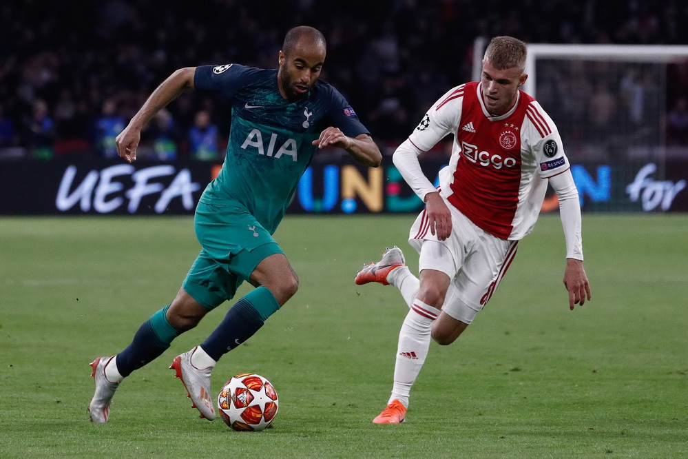 巴黎客场逆转阿贾克斯，提前晋级欧冠淘汰赛