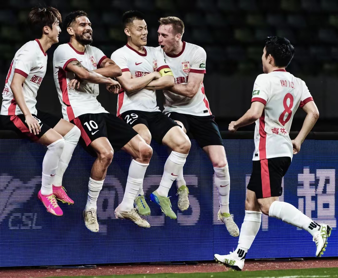 亚眠队在客场大胜，士气高涨