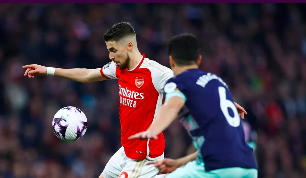 包含拉科鲁尼亚客场击败对手，重返升班马积分榜首位的词条