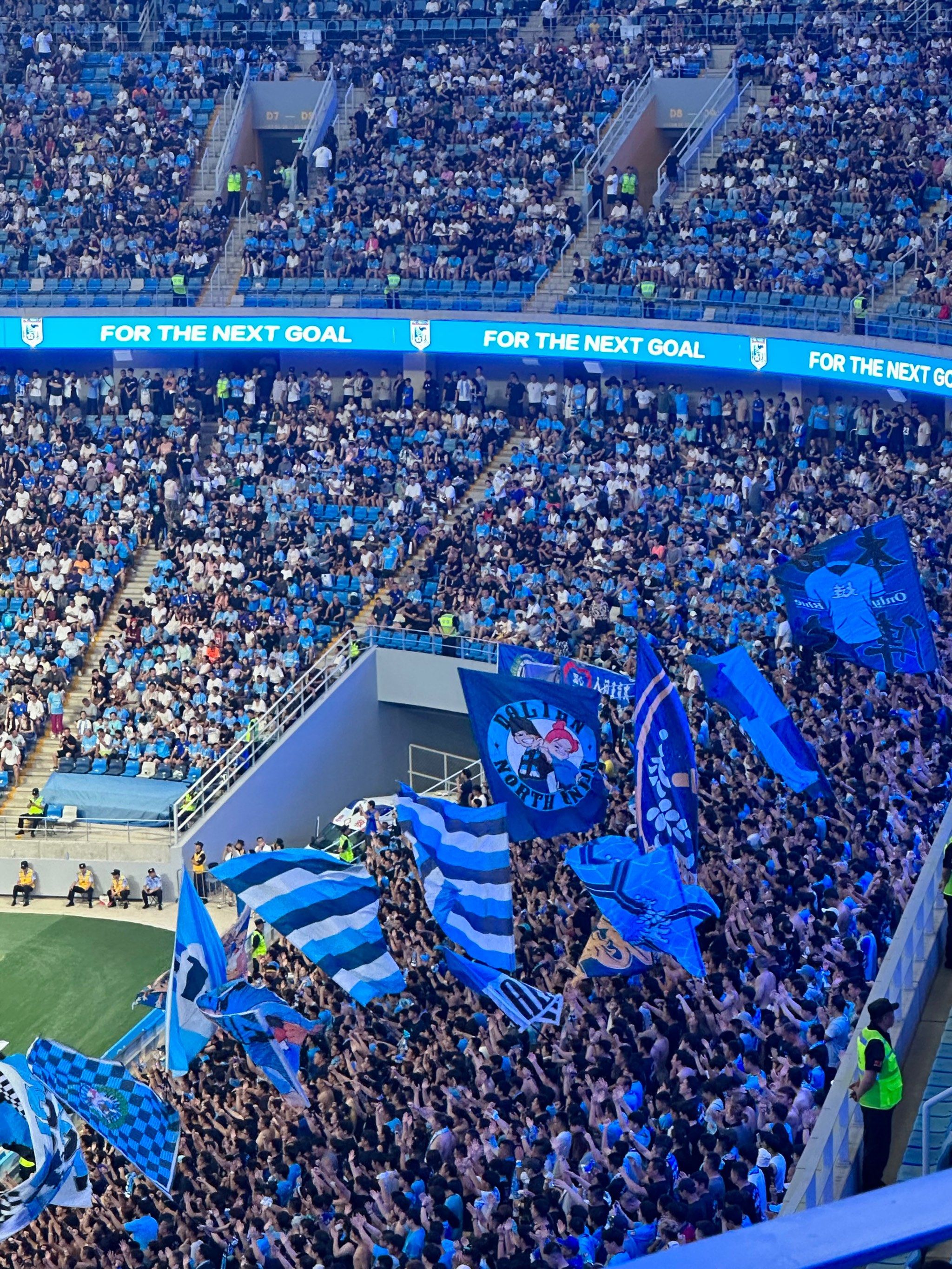 精彩纷呈的比赛给球迷带来无限惊喜和乐趣 精彩纷呈的比赛给球迷带来无限惊喜和乐趣