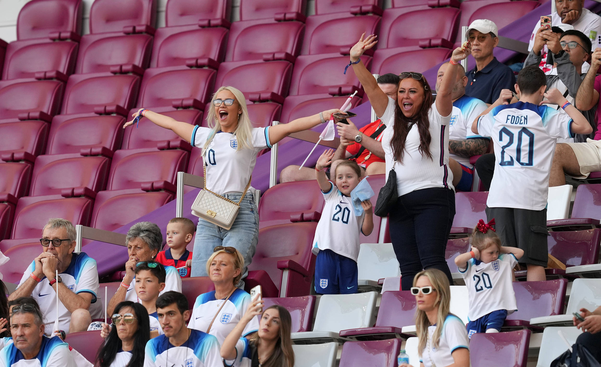 精彩纷呈的比赛给球迷带来无限惊喜和乐趣 精彩纷呈的比赛给球迷带来无限惊喜和乐趣