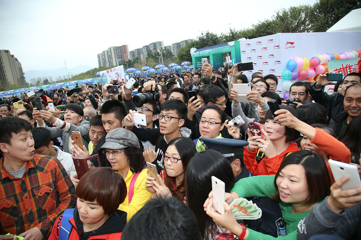 大洲际赛事现场观众热情高涨