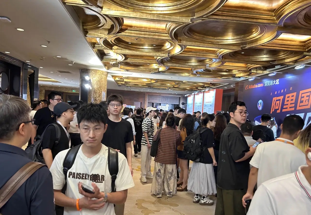 大洲际赛事现场观众热情高涨