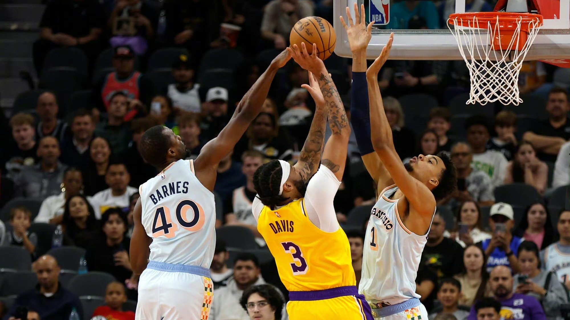 开拓者队大胜马刺队，取得四连胜