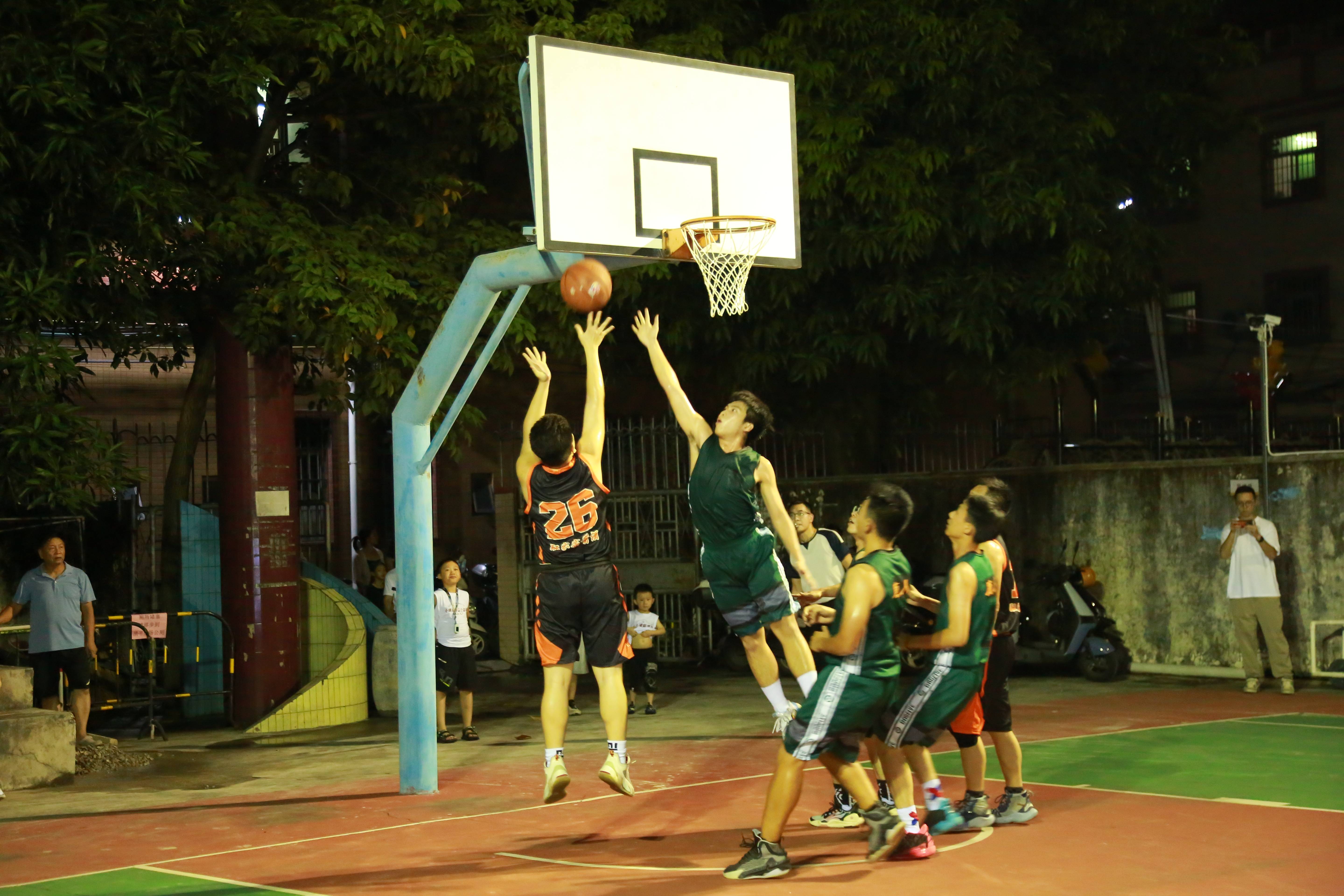 篮球比赛现场热闹非凡精彩纷呈