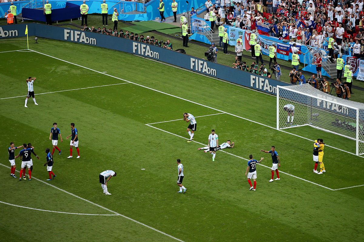 欧洲足球赛场上的一场紧张战斗 欧洲足球赛场上的一场紧张战斗