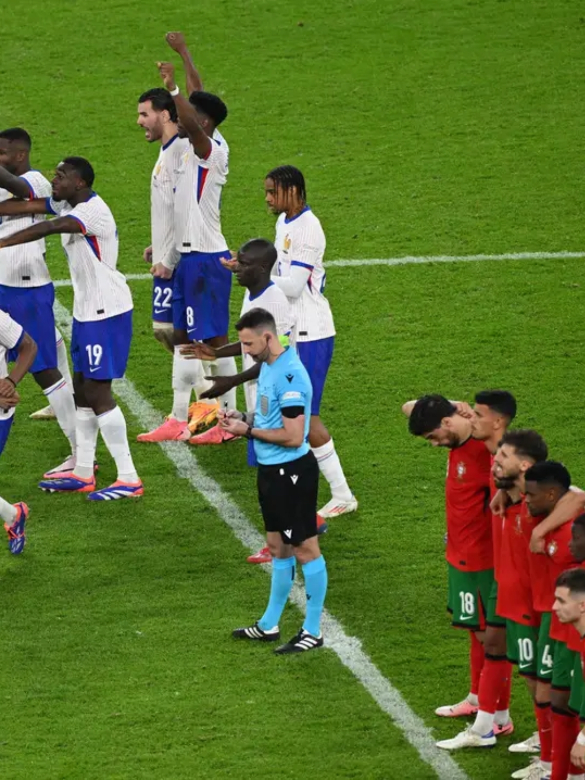 欧洲足球赛场上的一场紧张战斗 欧洲足球赛场上的一场紧张战斗