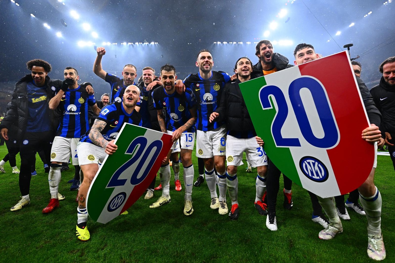 包含AC米兰客场不敌拜仁慕尼黑：罗本绝杀破门的词条