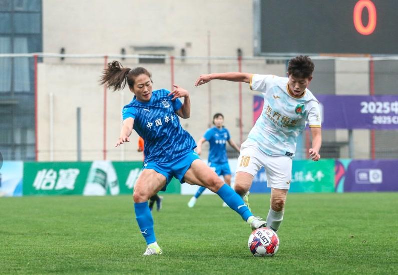 国内女足球员努力备战，为比赛贡献自己力量