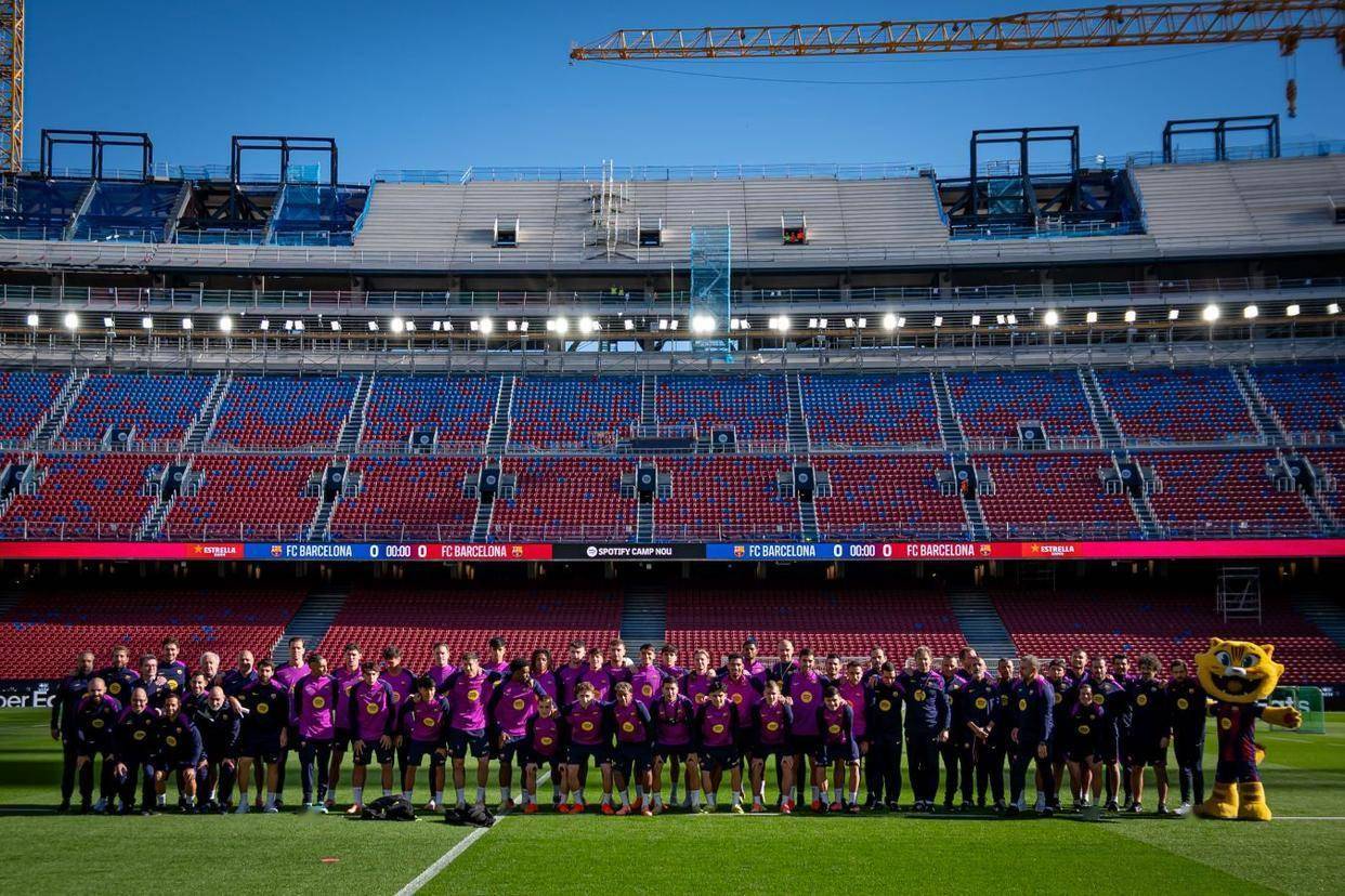 关于梅西重签新约，诺坎普球迷欢呼雀跃的信息