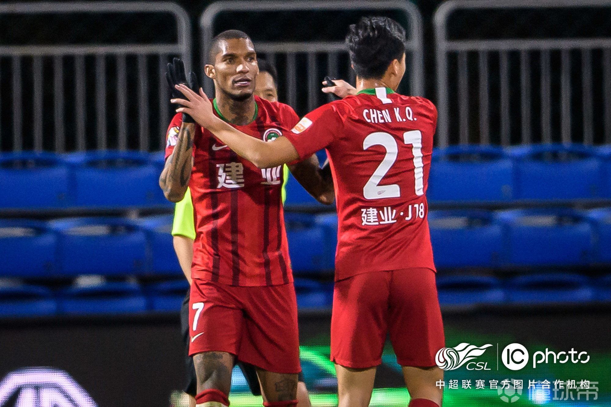 富力击败建业，提升保级前景